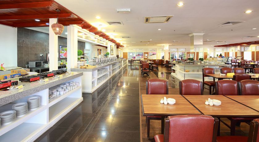 Imagen del bar/restaurante del Hotel The Putra Regency Hotel. Foto 10