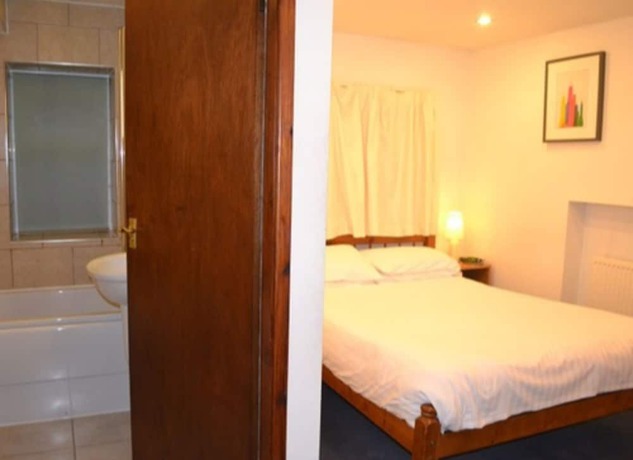 Imagen de la habitación del Hotel The Queens Head. Foto 10