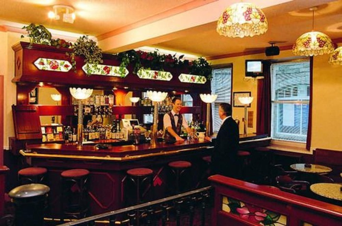 Imagen del bar/restaurante del Hotel The Queen's Hotel. Foto 5