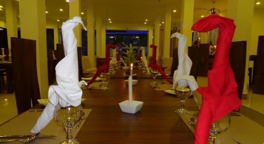 Imagen del bar/restaurante del Hotel The Queensburry City. Foto 2