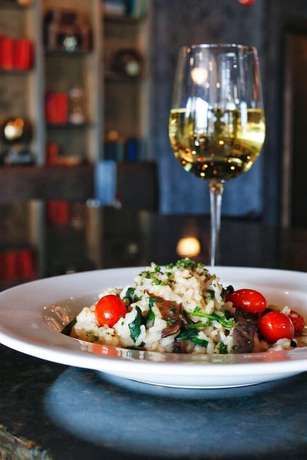 Imagen del bar/restaurante del Hotel The Queensbury, City of Glens Falls. Foto 6