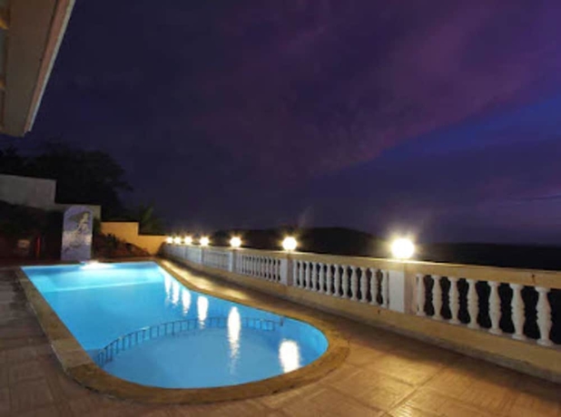 Imagen de la piscina del Hotel The Queeny. Foto 19