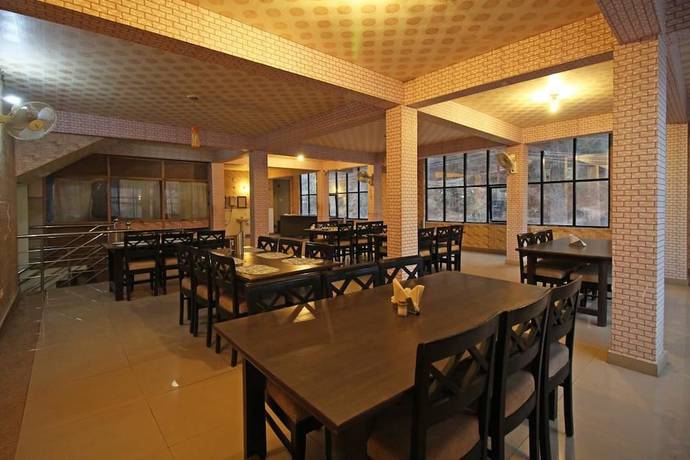 Imagen del bar/restaurante del Hotel The Raikwals and Restaurant. Foto 4