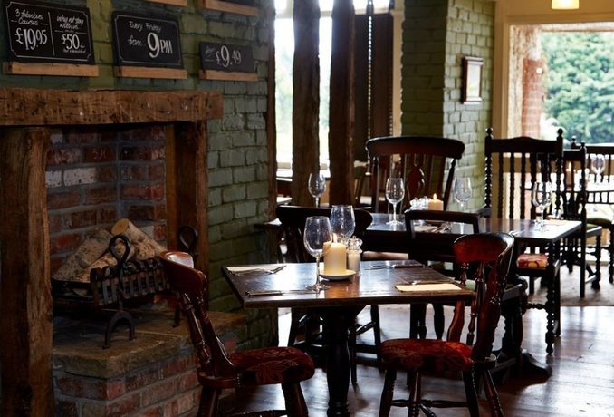 Imagen del bar/restaurante del Hotel The Raven By Greene King Inns. Foto 2