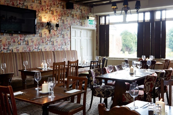 Imagen del bar/restaurante del Hotel The Raven By Greene King Inns. Foto 3