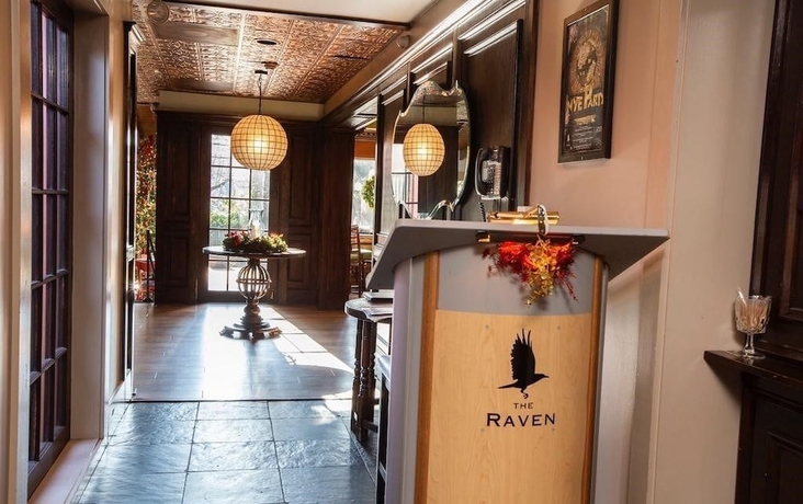 Imagen de los interiores del Hotel The Raven Resort. Foto 16