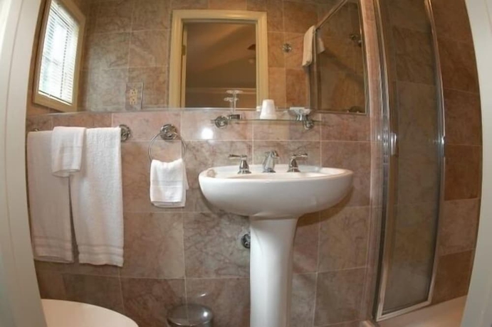 Imagen de la habitación del Hotel The Raven Resort. Foto 13