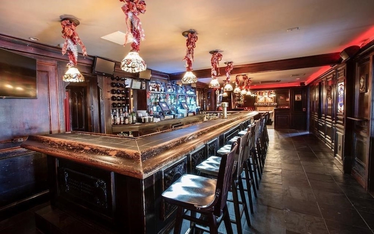 Imagen del bar/restaurante del Hotel The Raven Resort. Foto 9