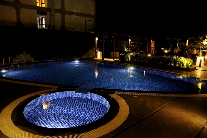 Imagen de la piscina del Hotel The Raviz Calicut. Foto 18