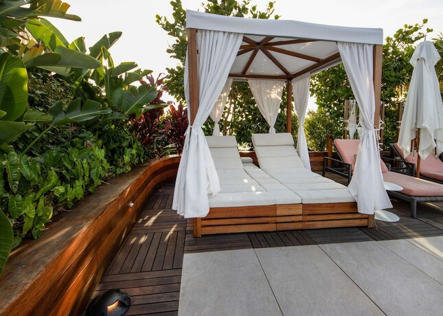 Imagen de la piscina del Hotel The Ray Delray Beach, Curio Collection By Hilton. Foto 22