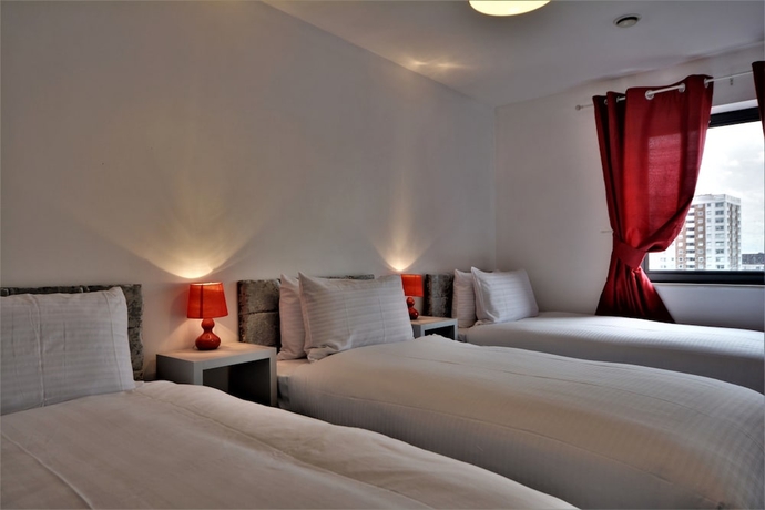Imagen de la habitación del Hotel The Reach. Foto 3