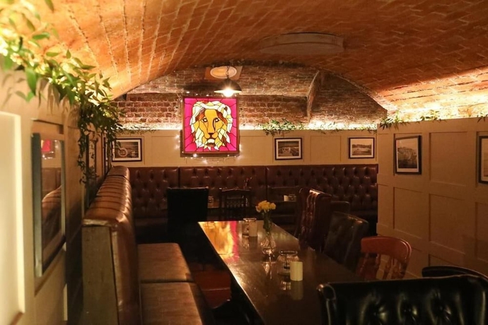Imagen del bar/restaurante del Hotel The Red Lion and Cellar Room. Foto 2