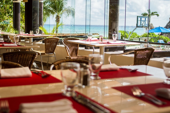 Imagen del bar/restaurante del Hotel The Reef Playacar Resort and Spa - Optional All Inclusive. Foto 5