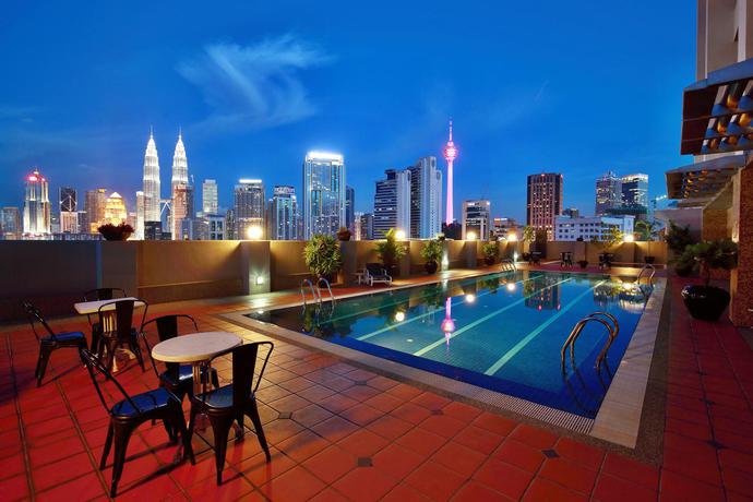 Imagen de la piscina del Hotel The Regency Kuala Lumpur. Foto 11