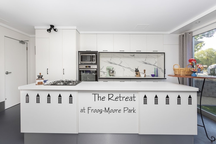 Imagen de los interiores del Hotel The Retreat At Froog-moore Park. Foto 18