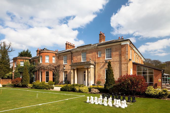 Imagen de los exteriores del Hotel The Retreat, Elcot Park. Foto 10