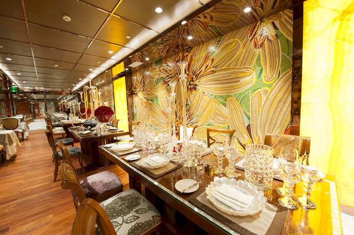 Imagen del bar/restaurante del Hotel The Reverie Saigon. Foto 3