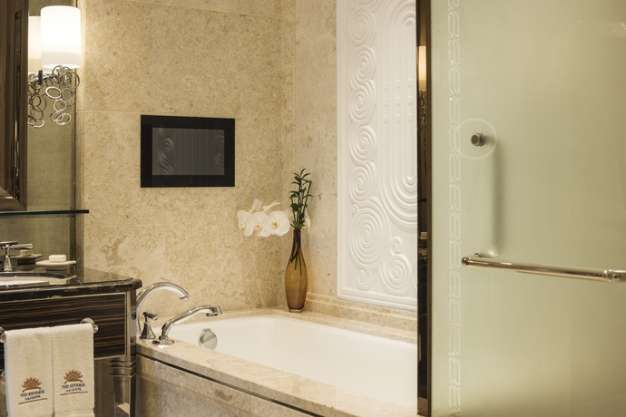 Imagen de la habitación del Hotel The Reverie Saigon. Foto 11