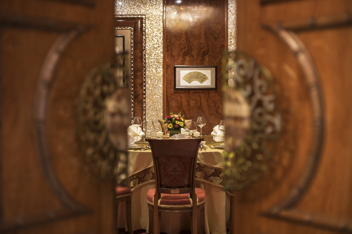 Imagen del bar/restaurante del Hotel The Reverie Saigon. Foto 8