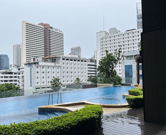 Imagen de la piscina del Hotel The Rich Residences Sukhumvit Nana. Foto 18
