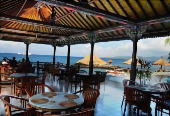 Imagen del bar/restaurante del Hotel The Rishi Candidasa Beach. Foto 2