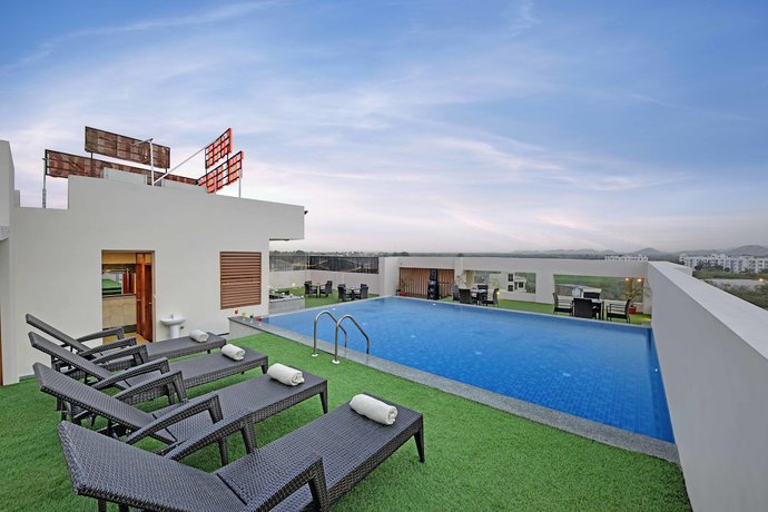 Imagen de la piscina del Hotel The Rising. Foto 17