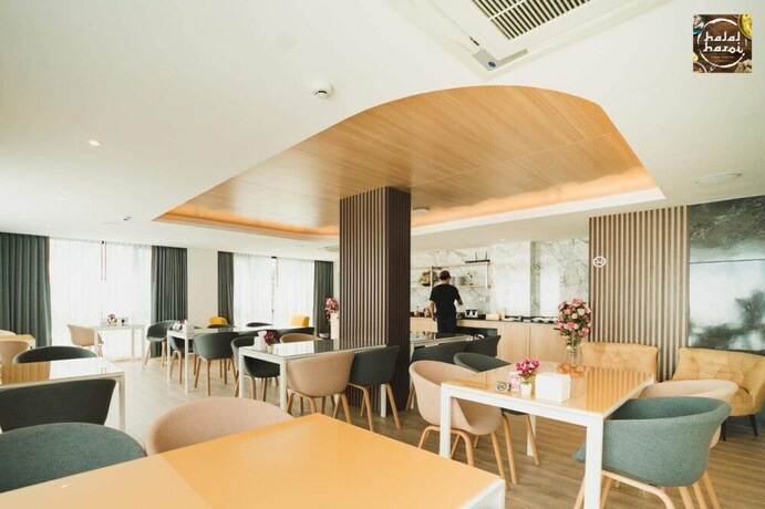 Imagen del bar/restaurante del Hotel The Riski Hotel @ Bangphlat Station SHA. Foto 2