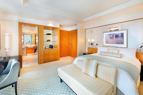 Imagen de la habitación del Hotel The Ritz Carlton DIFC Downtown Dubai. Foto 15