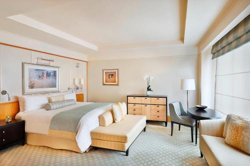 Imagen de la habitación del Hotel The Ritz Carlton DIFC Downtown Dubai. Foto 18