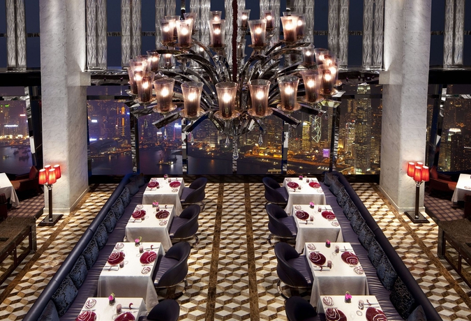Imagen del bar/restaurante del Hotel The Ritz Carlton Hong Kong. Foto 2