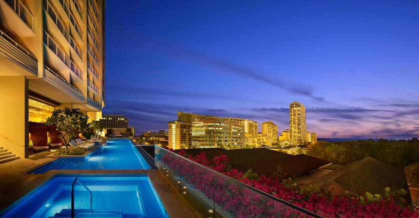 Imagen de la piscina del Hotel The Ritz Carlton Residences Waikiki Beach. Foto 14