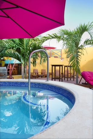 Imagen de la piscina del Hotel The Ritz Village. Foto 16