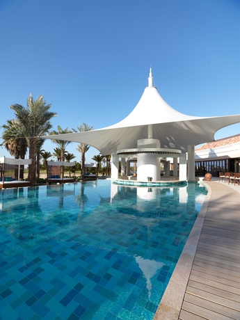 Imagen de la piscina del Hotel The Ritz-carlton, Dubai. Foto 15