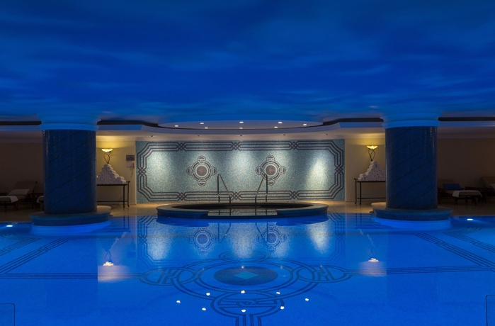 Imagen de la piscina del Hotel The Ritz-carlton, Istanbul. Foto 16