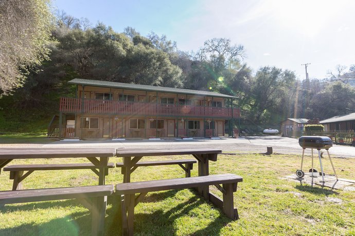 Imagen de los exteriores del Hotel The River Inn, Three Rivers. Foto 18