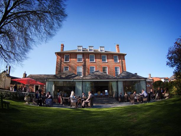 Imagen de los exteriores del Hotel The Riverside House. Foto 8