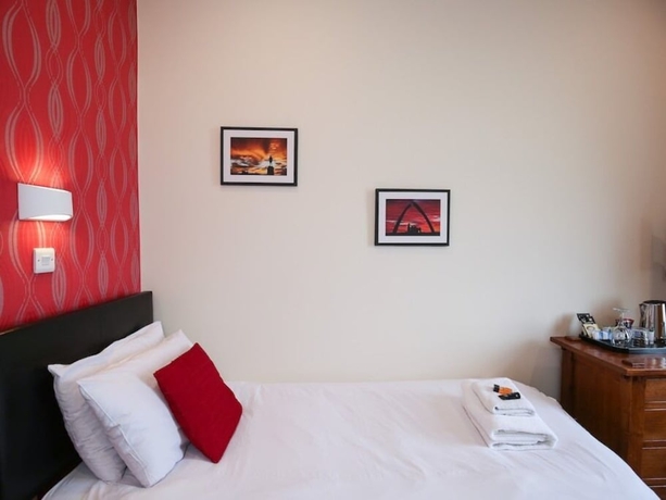 Imagen de la habitación del Hotel The Riviera Guest House. Foto 16