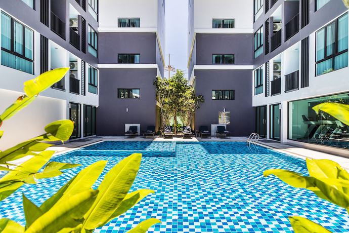 Imagen de la piscina del Hotel The Rizin Hotel & Residences. Foto 17
