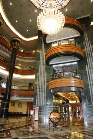 Imagen de los interiores del Hotel The Rizqun International. Foto 16