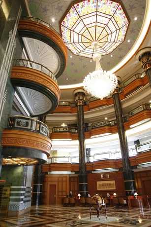 Imagen de los interiores del Hotel The Rizqun International. Foto 17