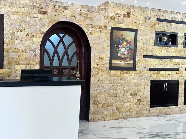 Imagen de los interiores del Hotel The Rns. Foto 5