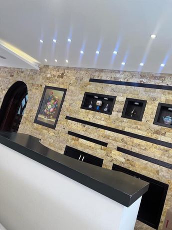 Imagen de los interiores del Hotel The Rns. Foto 20