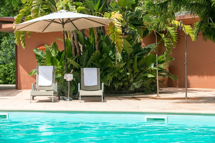 Imagen de la piscina del Hotel The Rock. Foto 15