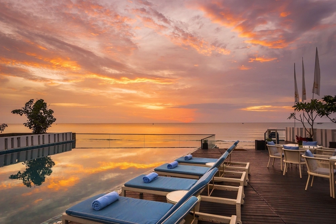Imagen de los exteriores del Hotel The Rock Hua Hin Beachfront Spa Resort. Foto 15