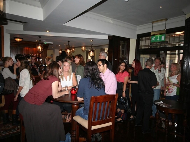 Imagen del bar/restaurante del Hotel The Rose and Crown, York. Foto 12