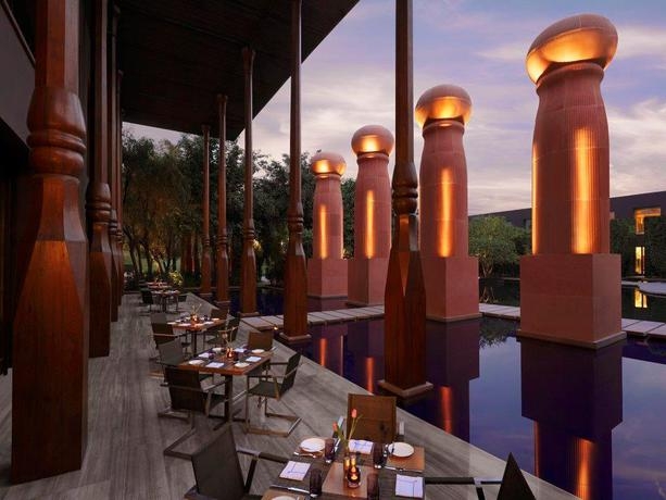 Imagen de los exteriores del Hotel The Roseate New Delhi. Foto 4