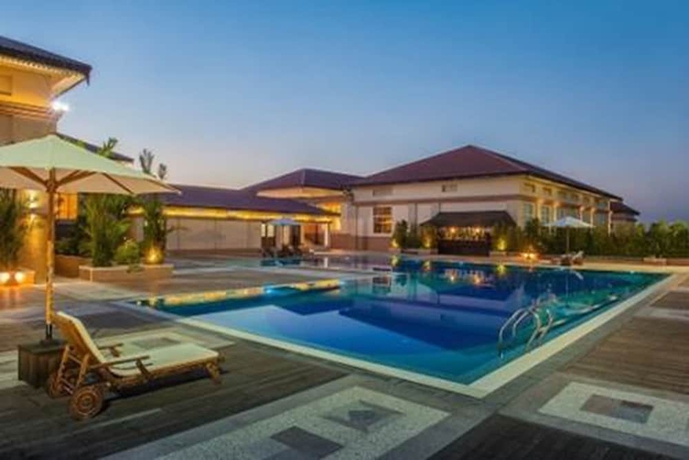 Imagen de la piscina del Hotel The Royal Ace. Foto 18