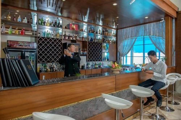 Imagen del bar/restaurante del Hotel The Royal Ace. Foto 4