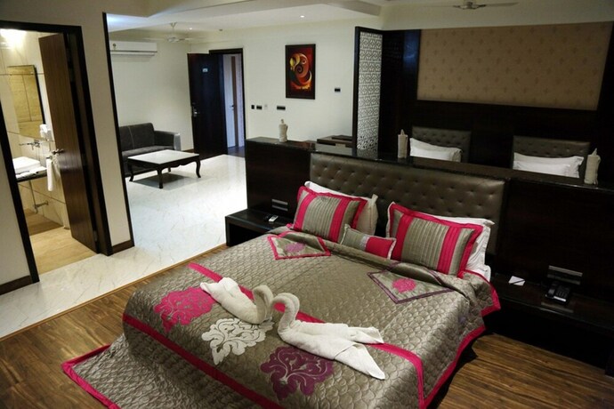 Imagen de la habitación del Hotel The Royal Bharti. Foto 2