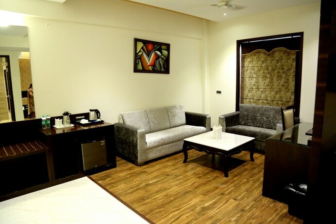 Imagen de la habitación del Hotel The Royal Bharti. Foto 17